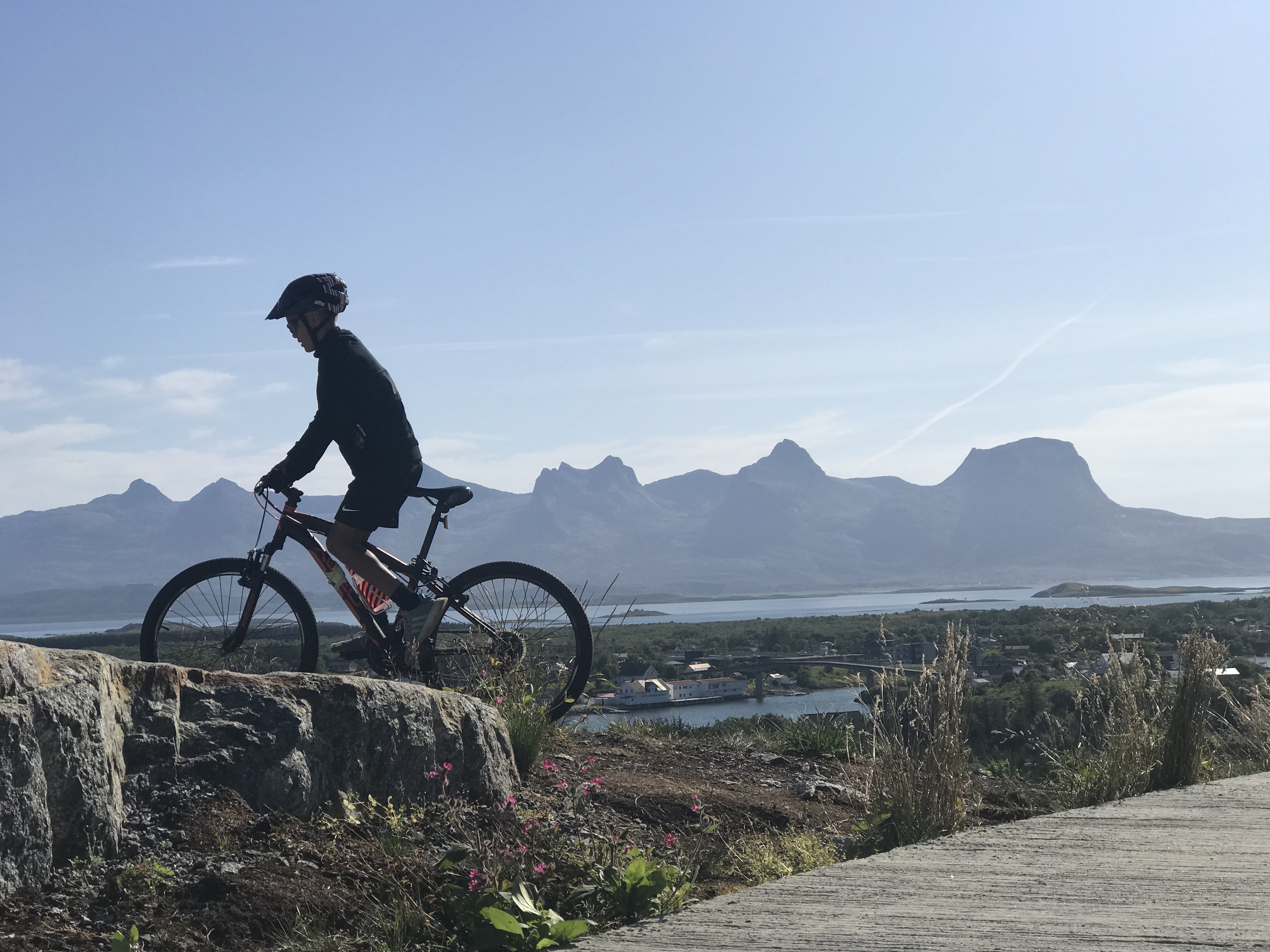 Aksel Selvåg Vegarsson på sykkeltur på Langåsen